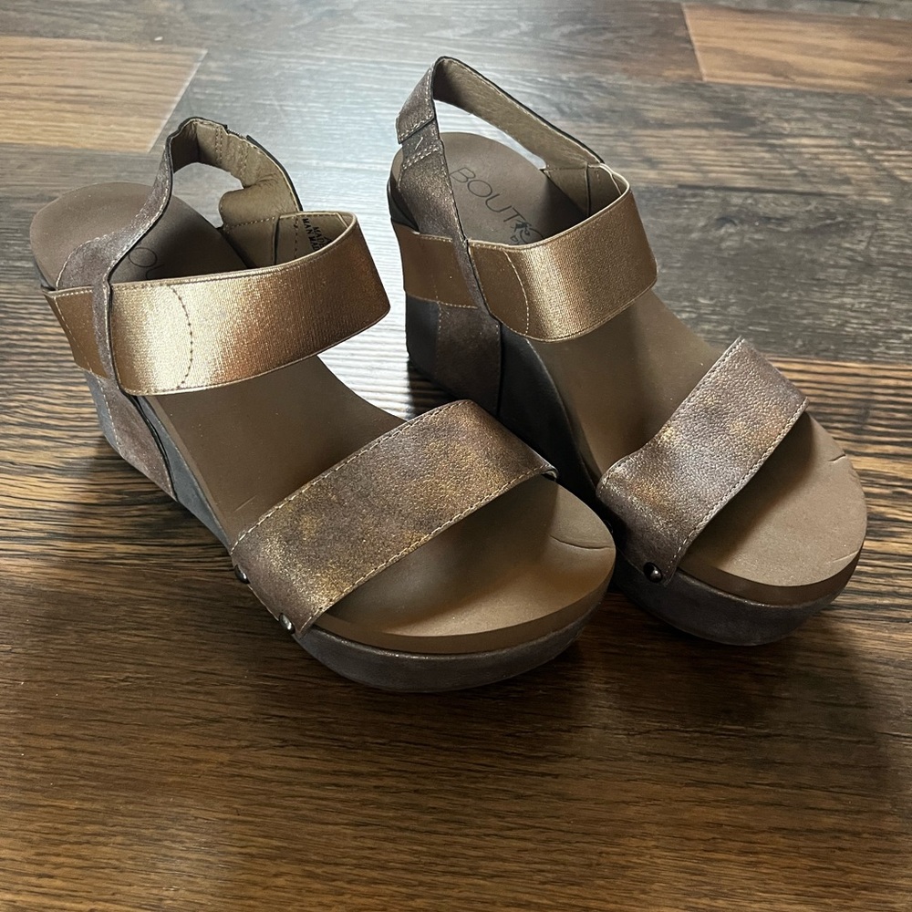 Boutique by Corky’s Agnus Wedge Sandal Bronze Size 8